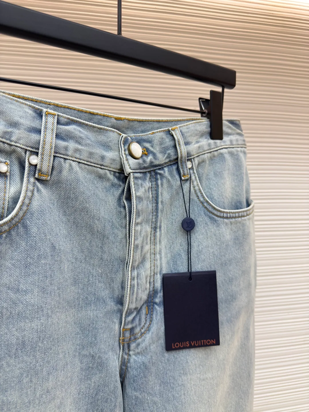 LOUIS VUITTON logo denim shorts ●Authentic product: Purchased and developed by 9350 ●Item number: 1680034-A65 ●Fabric: denim fabric ●Technology: washed production ●Version: fitted version ●Weight: about 540 grams ●Size: 30-32-34-36 ●Description: The fabric is made of 7s*7s twill cotton denim, the weft is made of compact siro-spun raw cotton yarn, and the ready-to-wear is made of fried sand and washed water. , sea salt and sea sand potassium permanganate additives are added to the tank, the flower pattern of the later washing cover is nostalgic color, matching the ancient gold hanging chain on the back collar, and the mold is opened to customize the cylindrical I-shaped buckle made of pearl material to restore ZG quality. The leather tag is made of suede leather with high-temperature stamping of the logo, and the checkerboard leather tag on the back is also made of suede. The pocket embroidery is a needle embroidery process, with double stitching and embroidered logo. The overall wiring is straight and delicate, the fabric is comfortable and soft, and the color is consistent without color difference. It can be matched with the same style to create a fashionable look and control various occasions. Customized accessories, complete with three standards, same style for men and women!